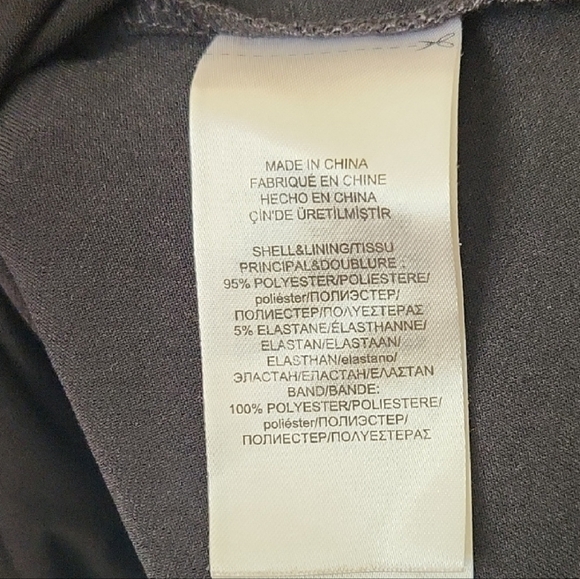 Elegant Black Sleeveless Dress - Picture 6 of 7